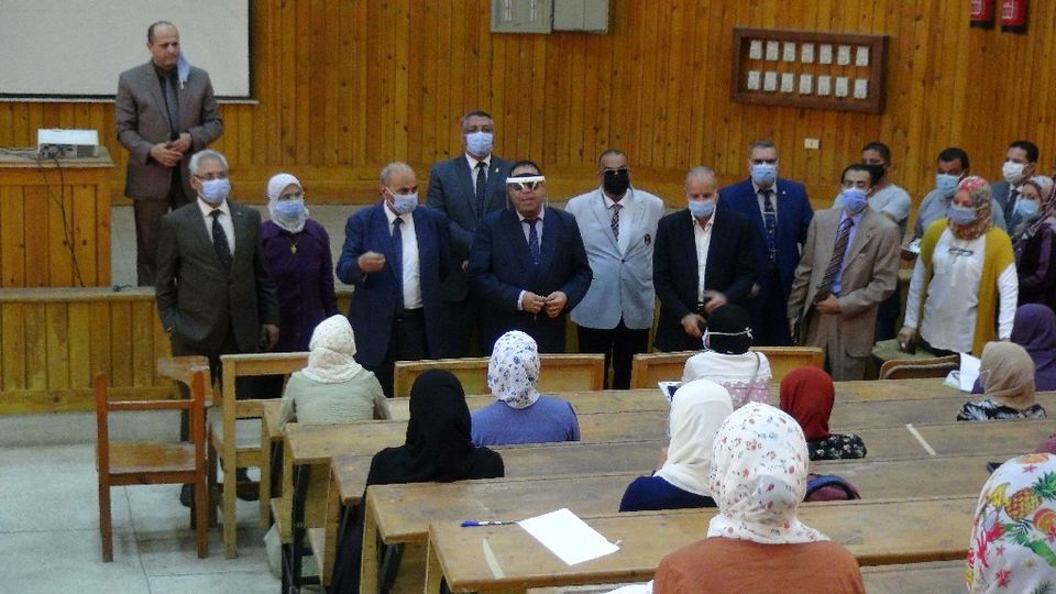 رئيس جامعة المنيا يتابع تطبيق نمط التعليم الهجين خلال محاضرته المباشرة