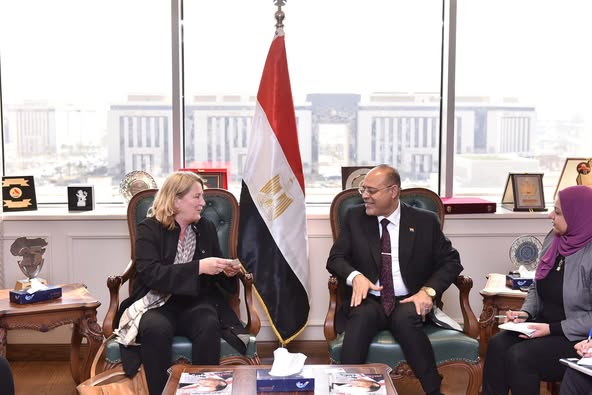 إستقبل وزير العمل السيد محمد جبران ،اليوم الأحد ،بمقر الوزارة بالعاصمة الإدارية الجديدة ،وفدًا من الغرفة الألمانية العربية للصناعة والتجارة بالقاهرة،لبحث التعاون في مجالات تنقل الأيدى العاملة المصرية، والتدريب المهني، وذلك في إطار تبادل الخبرات 