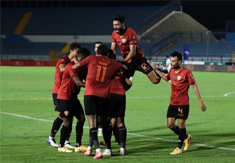 سيراميكا كليوباترا يكتسح البنك الأهلي بثلاثية ويتصدر الدوري المصري.