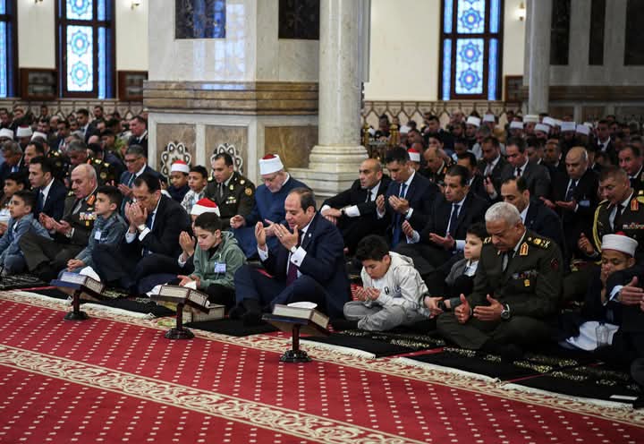 أدى السيد الرئيس عبد الفتاح السيسي، صباح اليوم، شعائر صلاة عيد الفطر المبارك، بمشاركة كبار رجال الدولة، وذلك في مسجد المشير طنطاوي بمنطقة التجمع الخامس