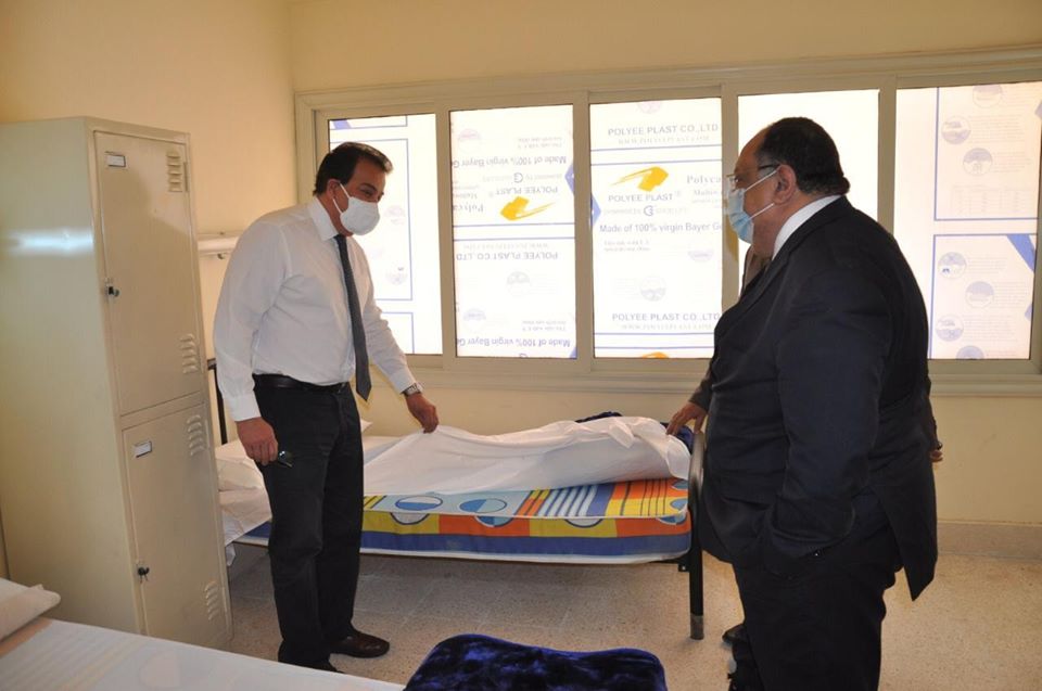 وزير التعليم العالي يطمئن على المصريين العائدين من الخارج بمقر إقامتهم بالمدن الجامعية