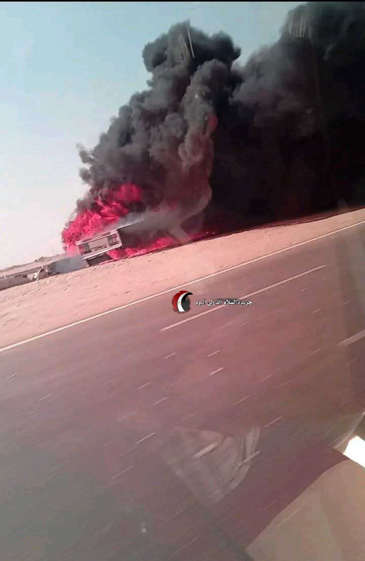 إنقلاب سيارة نقل وإشتعالها بالكامل علي طريق السخنة بالسويس.