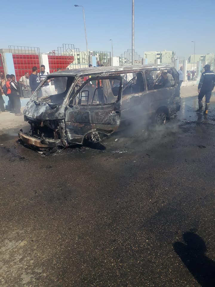 تفحم سيارة ميكروباص أمام موقف السلام بالسويس
