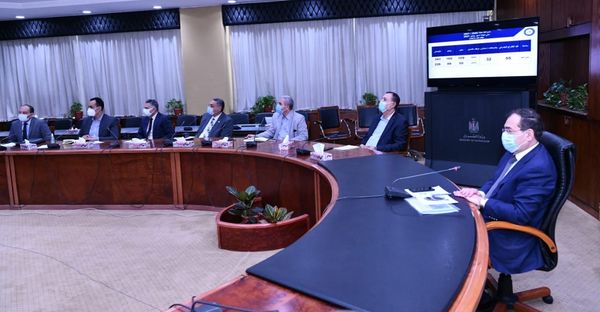 وزير البترول يتابع برنامج إنشاء محطات تموين وتحويل السيارات للعمل بالغاز الطبيعى