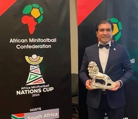  بالفيديو.. تتويج أحمد سمير بجائزة أفضل رئيس إتحاد في أفريقيا وإهداء هذا التكريم لمصر الحبيبه والرئيس السيسي.