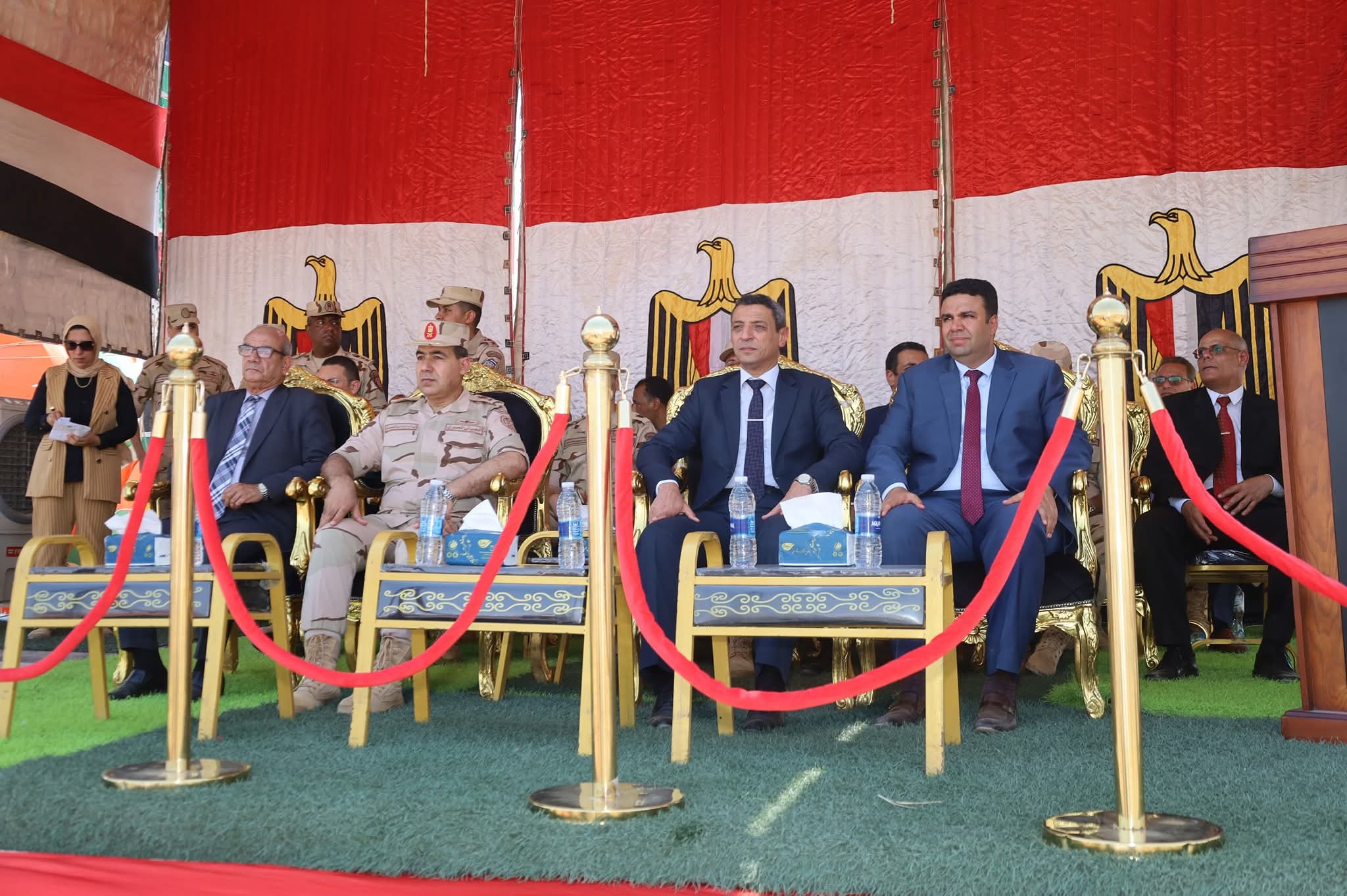محافظ السويس وقائد قوات الدفاع الشعبي والعسكري يتفقدان إصطفاف المعدات ويتابعان العملية التعليمية بفصل محو الامية بمدرسة البحرية العسكرية