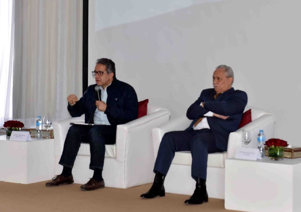 عقد اليوم السبت الدكتور خالد العناني وزير السياحة والآثار، والمستشار مصطفي ألهم محافظ الأقصر لقاءا موسعا مع أكثر من ١٠٠ من مستثمري السياحة وأصحاب الفنادق والشركات السياحية وقيادات