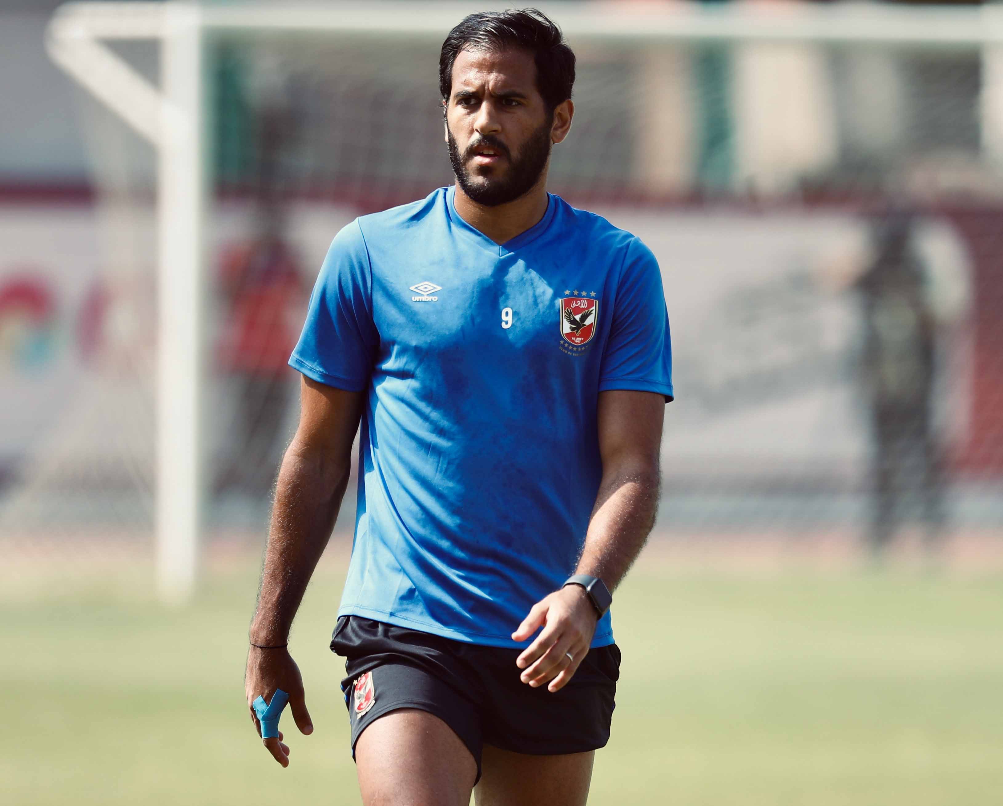 الأهلي يتفق مع مروان محسن على التجديد موسمين.