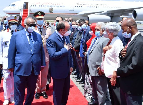وصل السيد الرئيس عبد الفتاح السيسي صباح اليوم إلى جيبوتي، حيث كان على رأس المستقبلين الرئيس إسماعيل عمر جيلة، فضلاً عن عدد كبير من كبار المسئولين الجيبوتيين، وأقيمت للسيد الرئيس مراسم الاستقبال الرسمى وتم عزف السلامين الوطنيين واستعراض حرس الشرف.