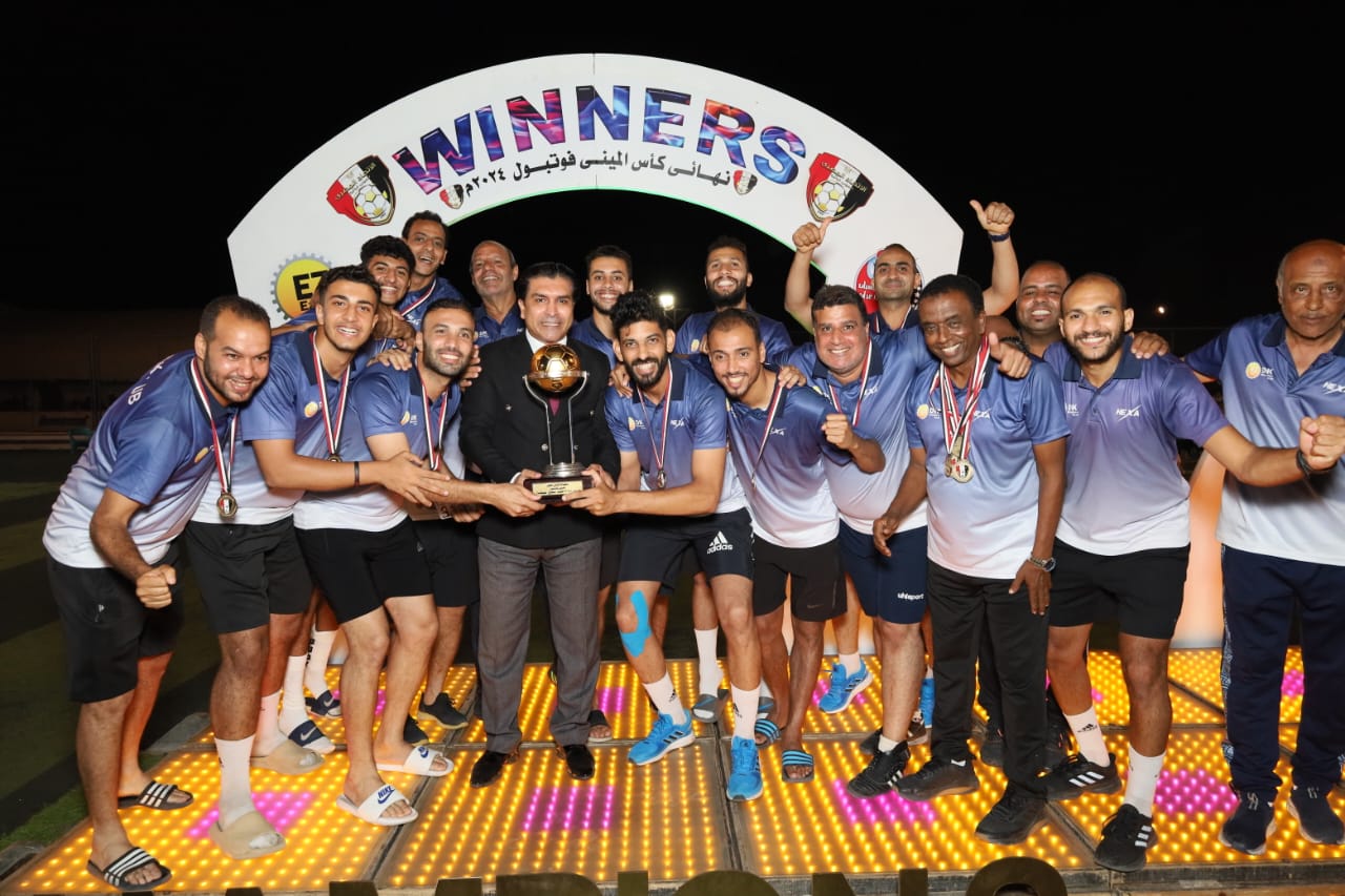  رئيس الإتحاد المصري للميني فوتبول أحمد سمير يتوج نادي عز الدخيلة بكأس مصر موسم 2024-2023.