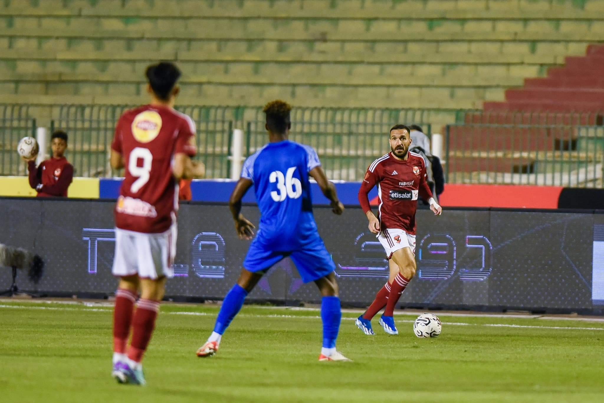 الأهلي يتعادل سلبياً مع سموحه في الدوري.