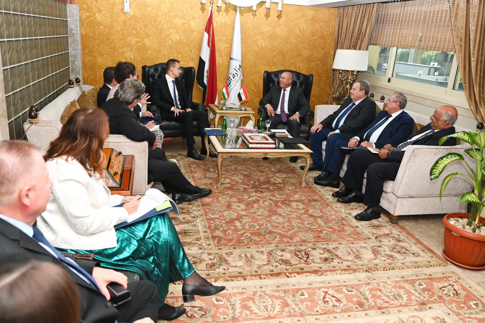 نائب رئيس مجلس الوزراء للتنمية الصناعية وزير الصناعة والنقل يبحث مع وزير الخارجية والتجارة المجري سبل التعاون المشترك في مجالي الصناعة والنقل
