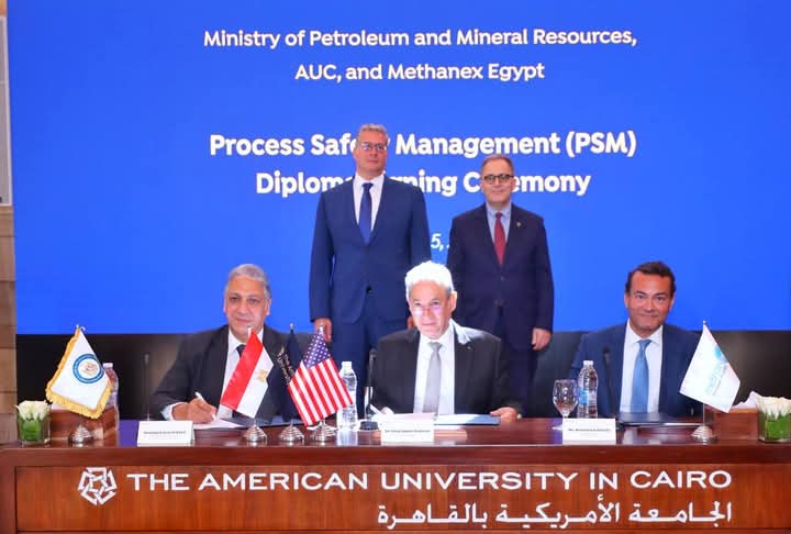  شهد المهندس كريم بدوي وزير البترول والثروة المعدنية والدكتور أحمد دلاّل رئيس الجامعة الأمريكية بالقاهرة ، توقيع بروتوكول تعاون لإطلاق دبلومة متخصصة في إدارة سلامة العمليات، وذلك بالتعاون بين الوزارة وشركة ميثانكس مصر والجامعة الأمريكية بالقاهرة