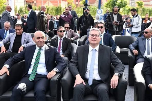 شهد المهندس كريم بدوي وزير البترول والثروة المعدنية ، والوزير محمد عبداللطيف وزير التربية والتعليم والتعليم الفني واللواء محب حبشي محافظ بورسعيد والسفير الايطالي بالقاهرة ميكيلي كواروني ،  حفل تخرج الدفعة الأولى من خريجى مدرسة ظٌهر للتكنولوجيا التطبيقية في محافظة بورسعيد  وتكريم الاوائل والمتميزين من خريجي المدرسة التي تعد  احدي اهم المبادرات التي اطلقها قطاع البترول وشركاؤه في حقل غاز ظُهر لخدمة المجتمع المحلي في إطار إستراتيجية الوزارة للمسؤولية المجتمعية  .