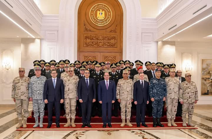 اجتمع السيد الرئيس عبد الفتاح السيسى رئيس الجمهورية القائد الأعلى للقوات المسلحة، اليوم، بعدد من قادة القوات المسلحة والشرطة المدنية والأجهزة الأمنية المختلفة بمقر القيادة الإستراتيجية بالعاصمة الإدارية الجديدة،