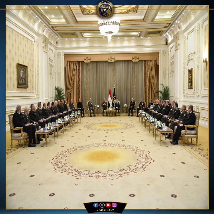 إستقبل السيد/ محمود توفيق – وزير_الداخلية - بمقر وزارة الداخلية الفريق أول/ محمد زكى - القائد_العام_للقوات_المسلحة وزير الدفاع والإنتاج الحربى ، والفريق/ أسامة عسكر - رئيس_أركان_القوات_المسلحة ووفد من كبار قادة القوات المسلحة لتقديم التهنئة لسيادته ولهيئة الشرطة بمناسبة الإحتفال_بعيد_الشرطة