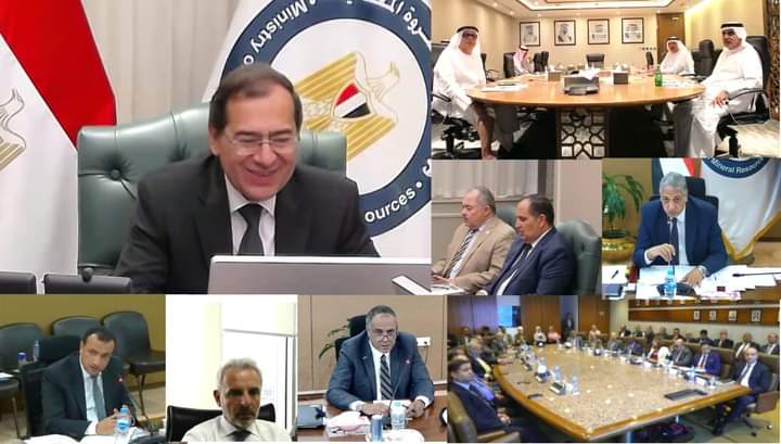 اكد المهندس طارق الملا وزير البترول والثروة المعدنية على اهمية الاستمرار فى تطبيق احدث التكنولوجيات على نطاق واسع فى عمليات البحث والاستكشاف وإنتاج البترول والغاز ، والاستمرار فى زيادة معدلات الإنتاج وخفض المصروفات ، مع الالتزام الكامل بأنشطة السلامة والصحة المهنية وحماية البيئة وذلك بهدف الحفاظ على الكوادر البشرية والمعدات والاصول .  جاء ذلك خلال اجتماع الجمعية العامة لشركة جابكو لاعتماد نتائج الأعمال عن العام المالى ٢٠٢٢/٢٠٢٣.  وخلال الجمعية اشاد الملا بالنتائج التى حققتها شركة جابكو ونجاحها فى زيادة معدلات الإنتاج والتغلب على التحديات التى واجهتها من خلال التعاون والتكامل مع شركائها دراجون اويل الإماراتية وشركة اينى الايطالية  ، لافتا إلى اهمية التركيز على الانتهاء من المشروعات فى التوقيتات المحددة ووضع الاكتشافات الجديدة على خريطة الإنتاج. واستعرض المهندس صلاح عبد الكريم رئيس شركة بترول خليج السويس (جابكو) اهم نتائج  الأعمال التي حققتها الشركة خلال العام ، حيث أوضح أن معدلات إنتاج الشركة بلغت حوالي ٢ر٥٦ ألف برميل زيت يوميا نتيجة حفر خمسة أبار تنموية وذلك بمعدل إنتاج ٥ر٦ الف برميل زيت يوميا، بالإضافة الى إصلاح وإكمال ٦ آبار بالإضافة إلى عمليات تحسين إنتاجية الآبار ، مما ساهم فى إضافة احتياطات بترولية قدرها ٢٧ مليون برميل زيت خام وكذلك ٨ر١٤ مليار قدم مكعب من الغاز ، كما تم تنفيذ أعمال مسح سيزمى حديث ومعالجة البيانات السيزمية وحفر البئر الأول على البيانات السيزمية الحديثة. وأضاف أنه جارى أعمال تنمية مشروع شمال صفا لإنتاج الزيت الخام  ، حيث من المتوقع بدء الإنتاج بمعدل إنتاج  حوالى ٣ الاف برميل زيت خام يومياً يزداد تدريجيا حتى الوصول إلى الطاقة القصوى للحقل وهى ١٢ الف برميل زيت خام يوميا. واشار إلى ان إجمالى الاستثمارات خلال العام بلغت حوالي 432 مليون دولار موزعة على أنشطة البحث والاستكشاف والتنمية ومشروعات الإنتاج وتجديد البنية الأساسية.
