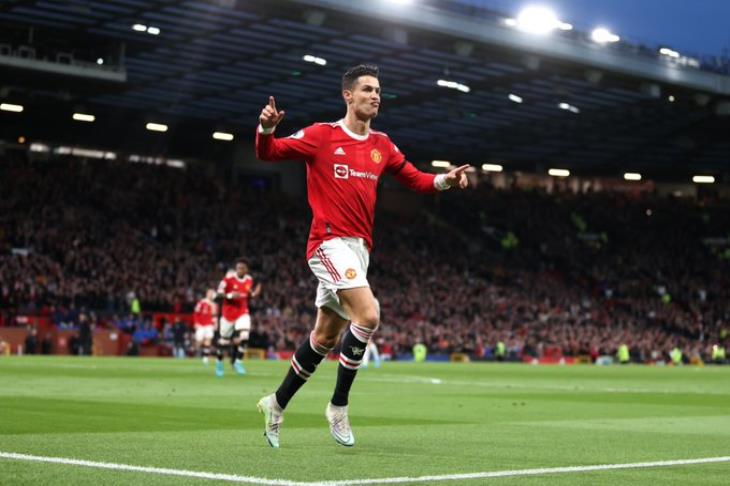 مان يونايتد يفوز على توتنهام بهاتريك رونالدو مقابل هدفين فى الدورى الأنجليزى.