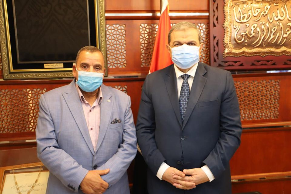 تقي النائب عبد الحميد كمال مع وفد من البحارة والعمال الوزير محمد سعفان وزير القوى العاملة أمس بمقر الوزارة لحل مشاكل نقابة البحارة وشركة الأنود وبعض مشاكل عمال السويس فى عدد من المواقع الهامة بالمحافظة .