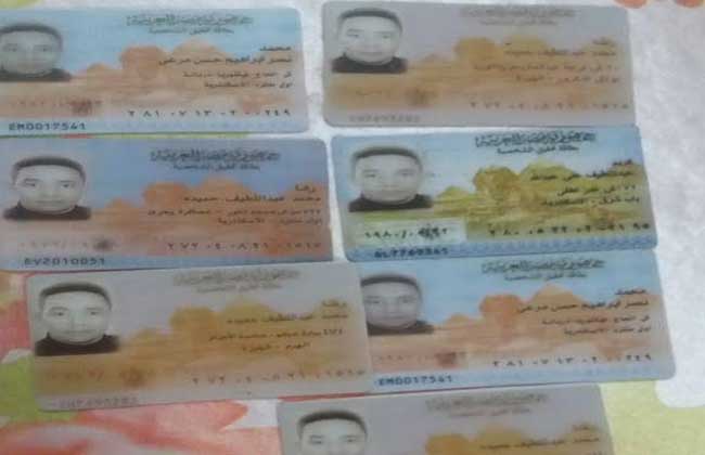 ننفرد بنشر بطاقات هوية مزورة بأسماء ومهن مختلفة للقذافي