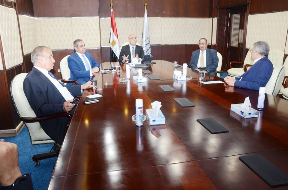 وزير الإسكان يتابع استمرار العمل بالمشروعات.. والإجراءات الوقائية لحماية العاملين من الإصابة بفيروس كورونا