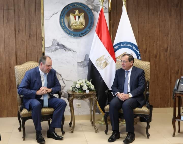 استقبل المهندس طارق الملا وزير البترول والثروة المعدنية جون كريسمان الرئيس التنفيذى لشركة أباتشى العالمية والوفد المرافق له 