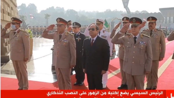 السيسي يضع أكاليل الزهور على النصب التذكارى لشهداء الجيش وقبر السادات