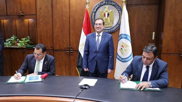 شهد المهندس طارق الملا وزير البترول والثروة المعدنية توقيع 4 عقود جديدة للبحث عن الذهب والمعادن المصاحبة له واستغلالها فى 15 قطاعاّ جديداّ بين الهيئة المصرية العامة للثروة المعدنية وشركتى  Centamin الأسترالية و B2