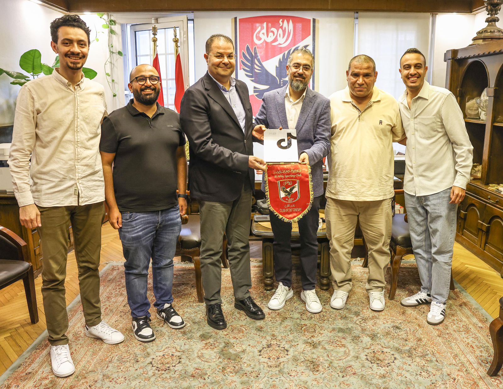 الأهلي يتسلم درعًا خاصًّا من منصة «تيك توك».