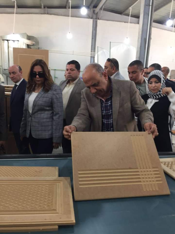 خلال جولة تفقدية بمدينة دمياط للأثاث.. وزير قطاع الأعمال العام: دعم مصنعي 