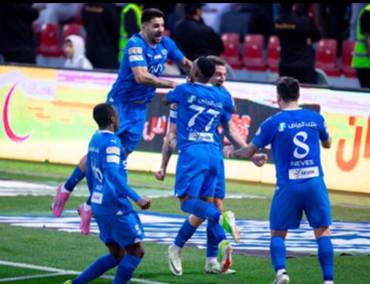 الهلال يكتسح الاتفاق بثنائية نظيفة وينفرد بصدارة الدوري السعودي.