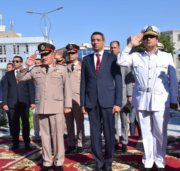 محافظ السويس وقائد الجيش الثالث ومدير الأمن يضعون أكاليل الزهور على النصب التذكاري بمناسبة ذكري انتصارات شعب السويس في 24 أكتوبر 1973 