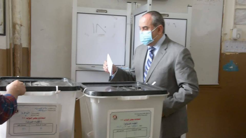 وزير الطيران المدنى يدلي بصوته في انتخابات مجلس النواب القاهرة في ٧ نوفمبر ٢٠٢٠  أدلى اليوم الطيار محمد منار وزير