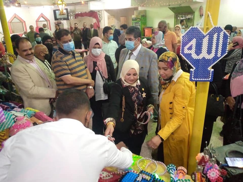  اللواء خالد شوقي والنائبة عفاف زهران يفتتحون معرض حزب مصر الحديثة الاول للاسر المنتجة والمشروعات الصغيرة بالسويس.