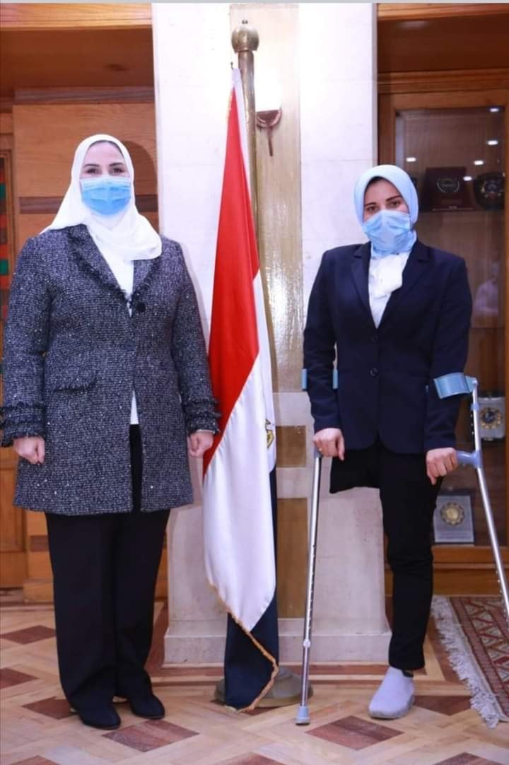 وزيرة التضامن الاجتماعى تستقبل نعمات..وتوجه بصرف 10 آلاف جنيه..وتوفير جهاز تعويضى.