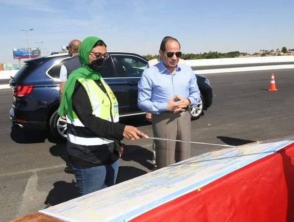السيد الرئيس عبد الفتاح السيسي يتفقد اليوم الجمعة اعمال تطوير الطرق والمحاور الجديدة بالقاهرة الكبري التي تربط منطقه شرق القاهره من محور الشهيد، ومحور جيهان السادات، و محور الميثاق، و محور شنزو آبي المؤدي الى مدينة القاهرة الجديدة ومنها الي العاصمه الادارية و المدن الجديدة. 